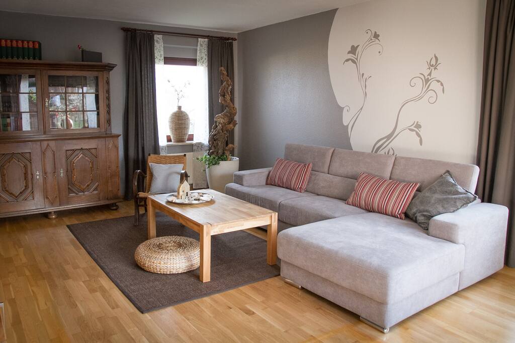 Wohnzimmer mit bequemer Wohnlandschaft
