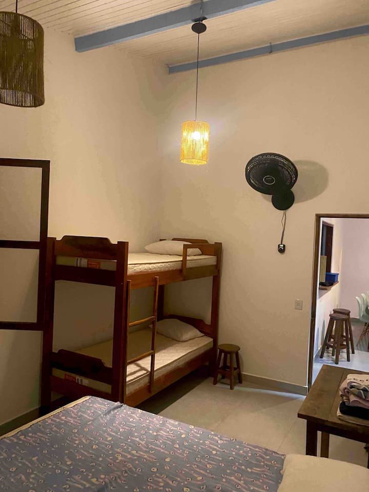 Suite: 1 queen bed/ 1 litera /ventilador de pared/ armario. 