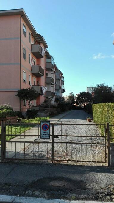 Ingresso all'appartamento con corte condominiale privata