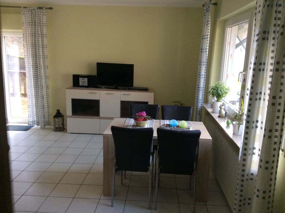 Wohnzimmer mit Ausgang zur Terrasse