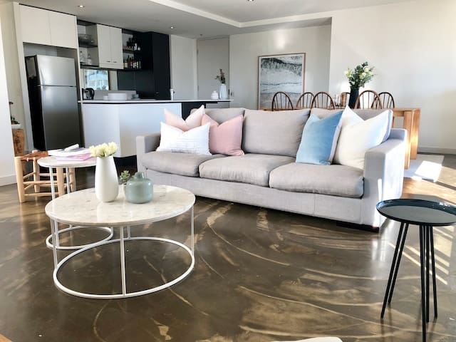 Huge 4-6 person apartment w carpark & gym