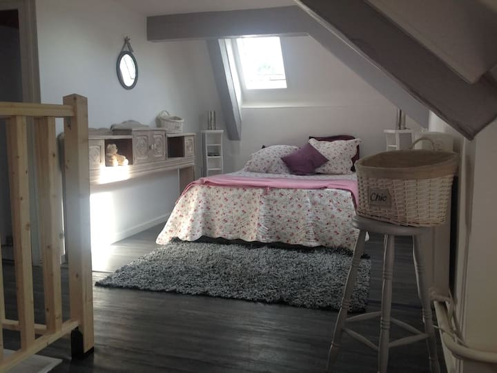 เตียงผู้ปกครองบนชั้น 2 ที่เข้าถึงห้องนอนได้โดยตรงพร้อมเตียงเดี่ยว 4 หลัง