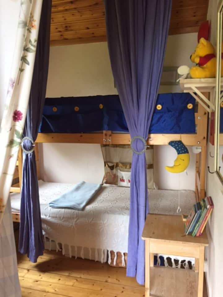 Fialová izba s poschodovou posteľou. Je tu skriňa a hračky. 
 Malá spálňa s buchnutou posteľou a hračkami.