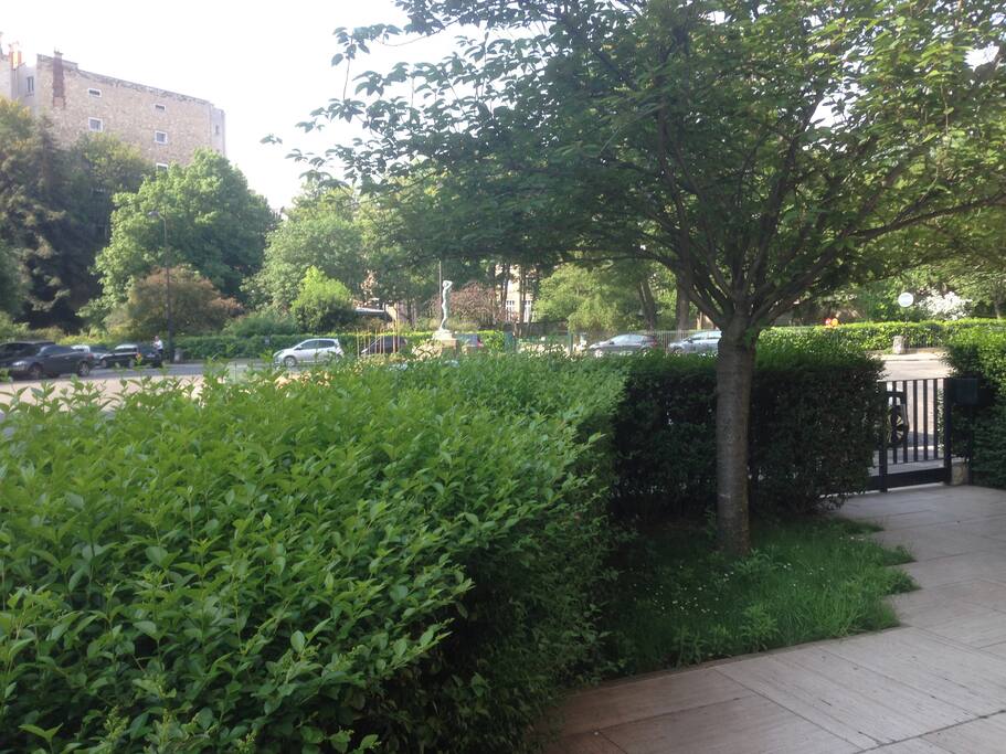 Devant le studio et jardin en face