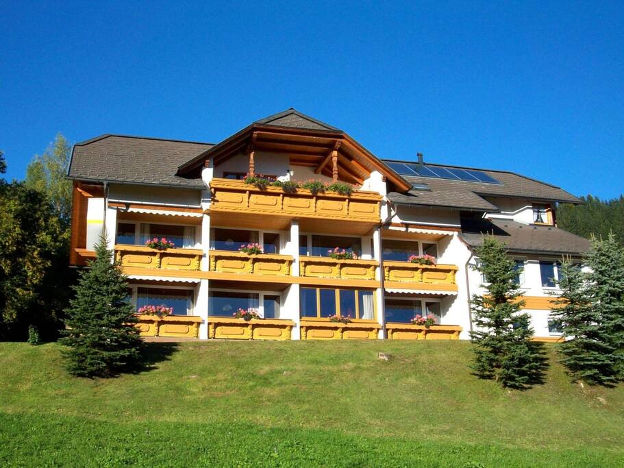 Haus Löger und seine Südbalkone mit herrlicher Aussicht auf das Bergpanorama