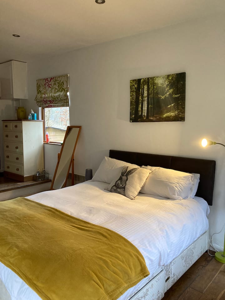 سرير مريح جدًا بحجم كبير مع بطانية كهربائية ولحاف هنغاري