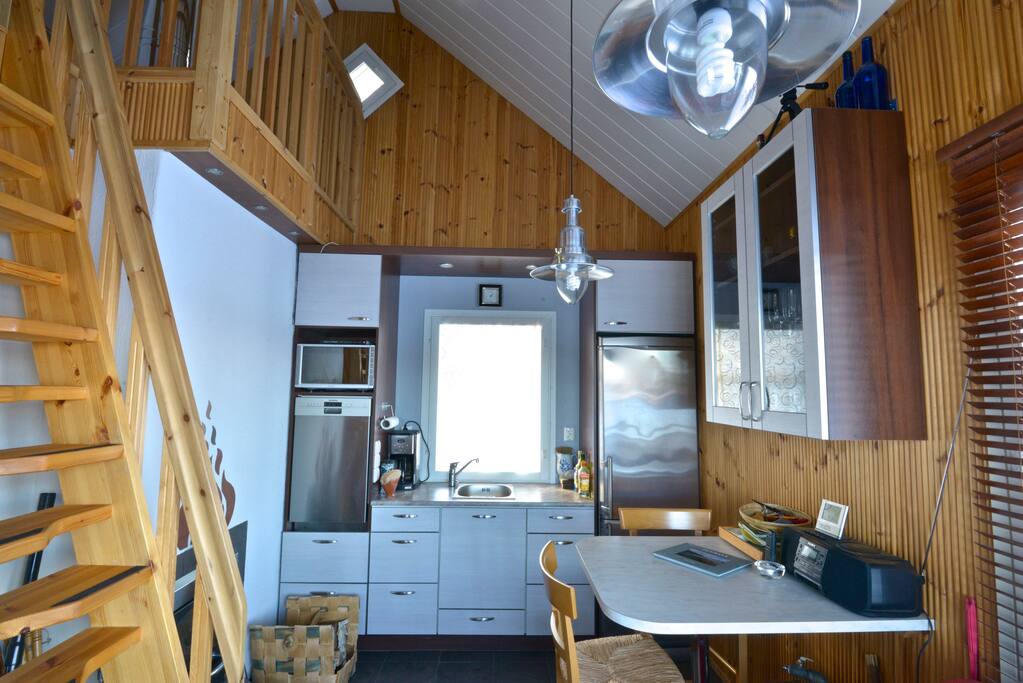 Rantasaunan keittiö ja rappuset parvelle