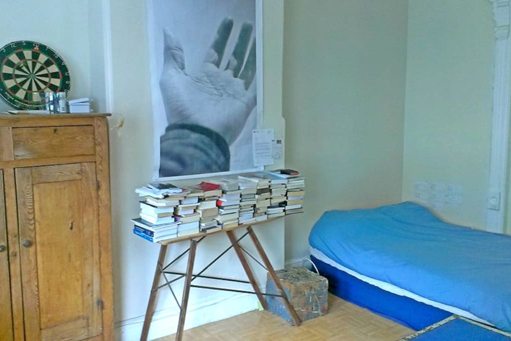 The queen size bed in the corner of the room, with large picture from my brother, one of the greatest photograph in Montreal (check out his stuff here: ouvrier-glaciel.com)