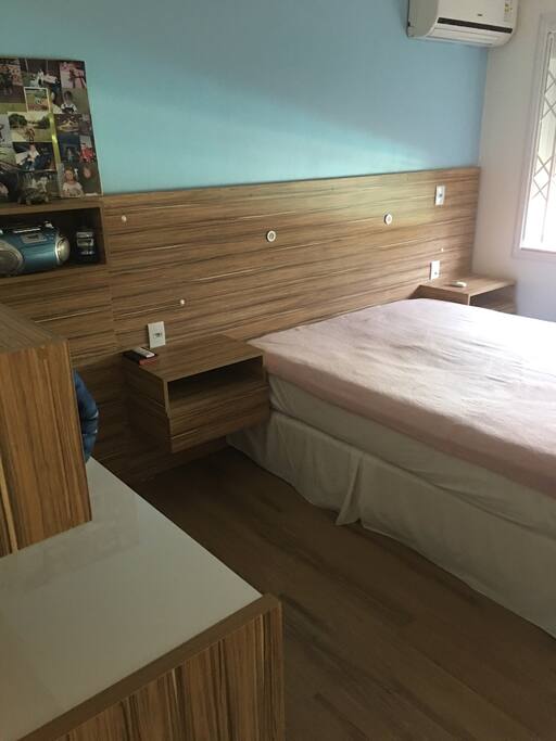 Quarto com cama de casal.