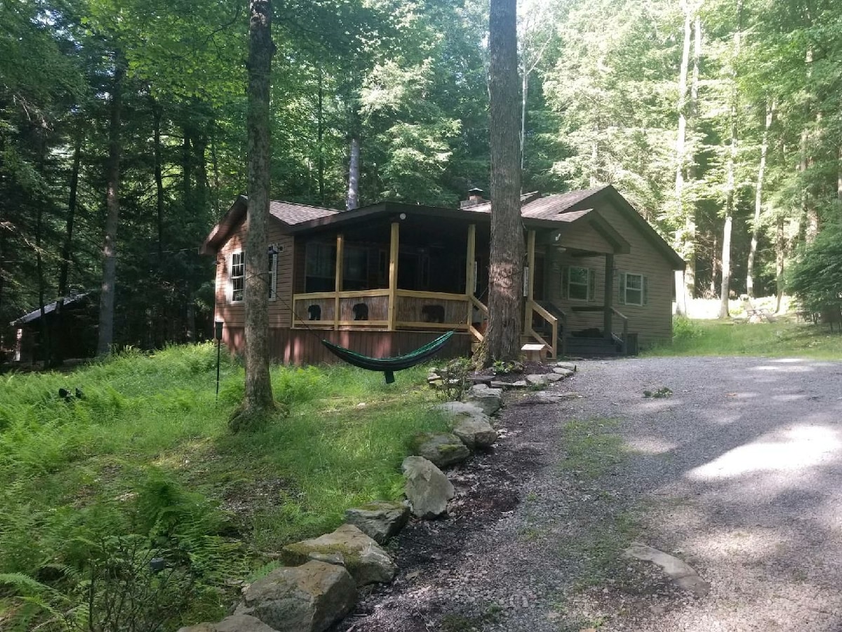 Lazy Bear Cabin Cabins for Rent in Clarington, Pennsylvania, United