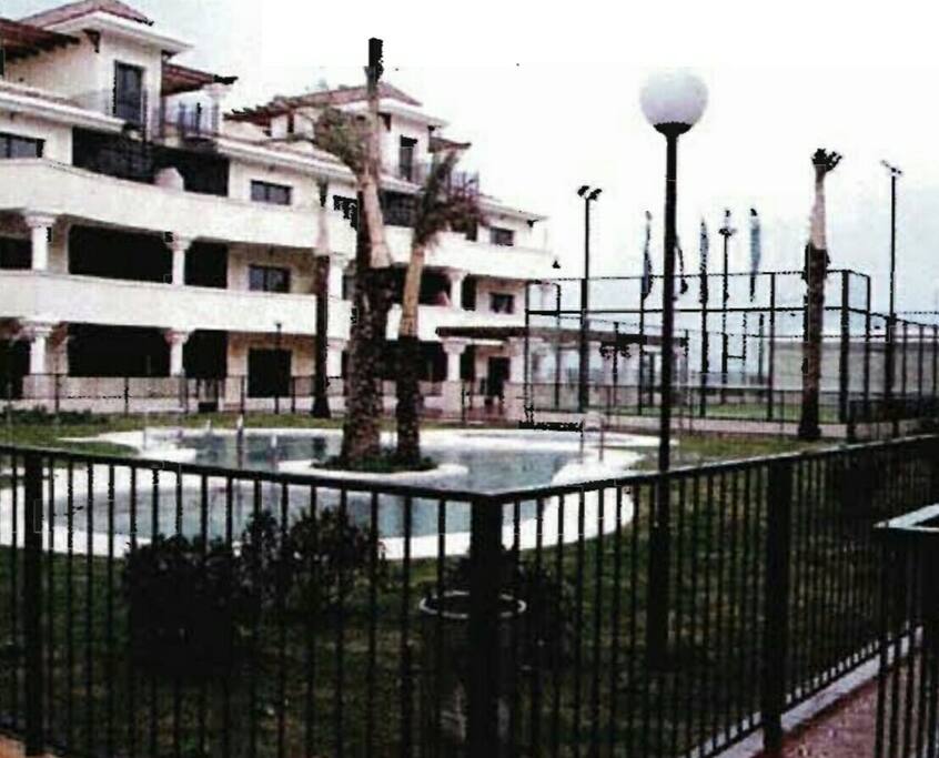 Piscina y pista de padel