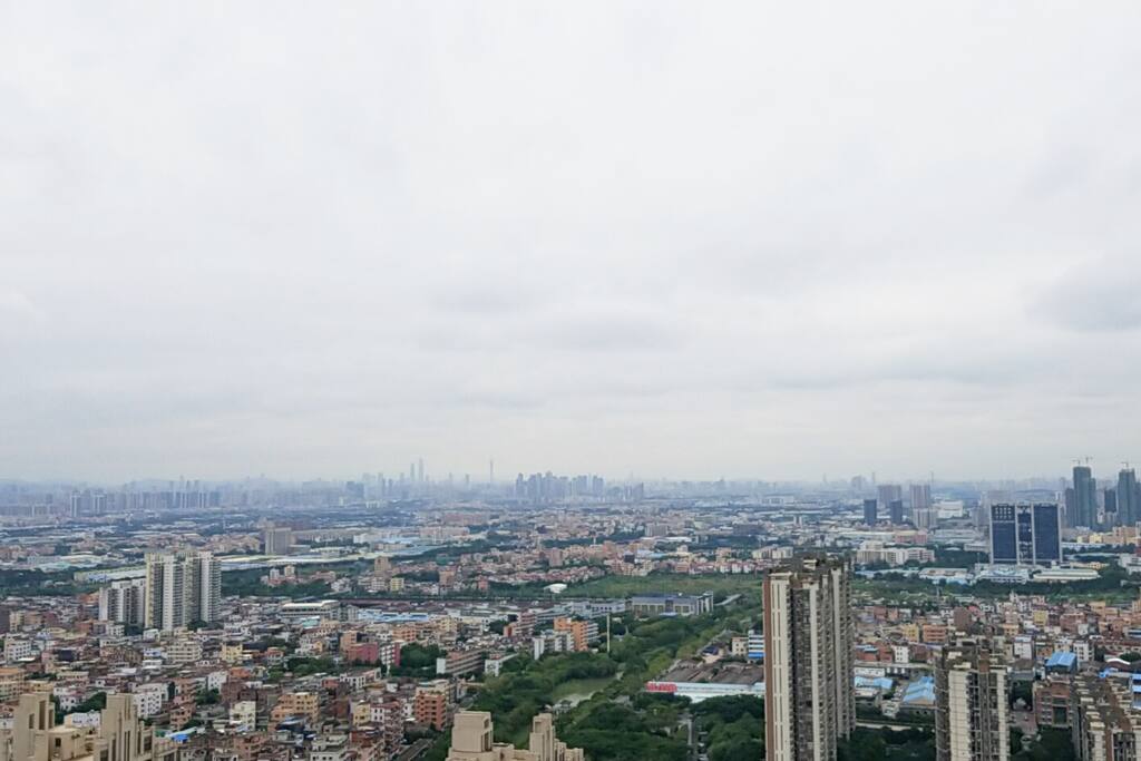 站在阳台的视线望广州小蛮腰电视塔和广州圆大厦