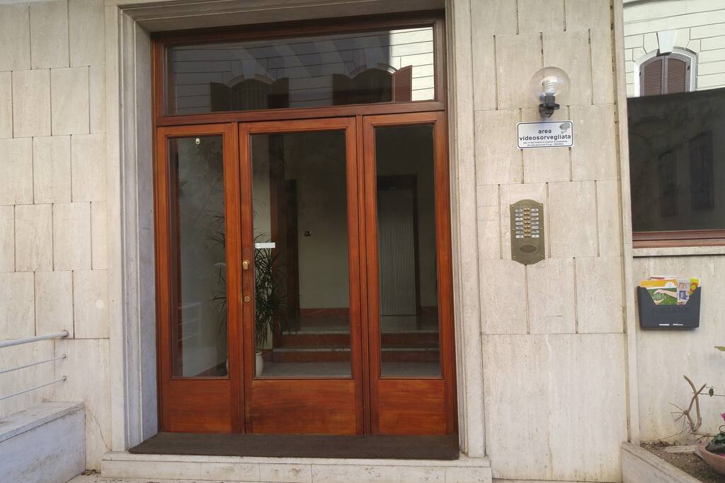 Ingresso del palazzo - Building Entrance