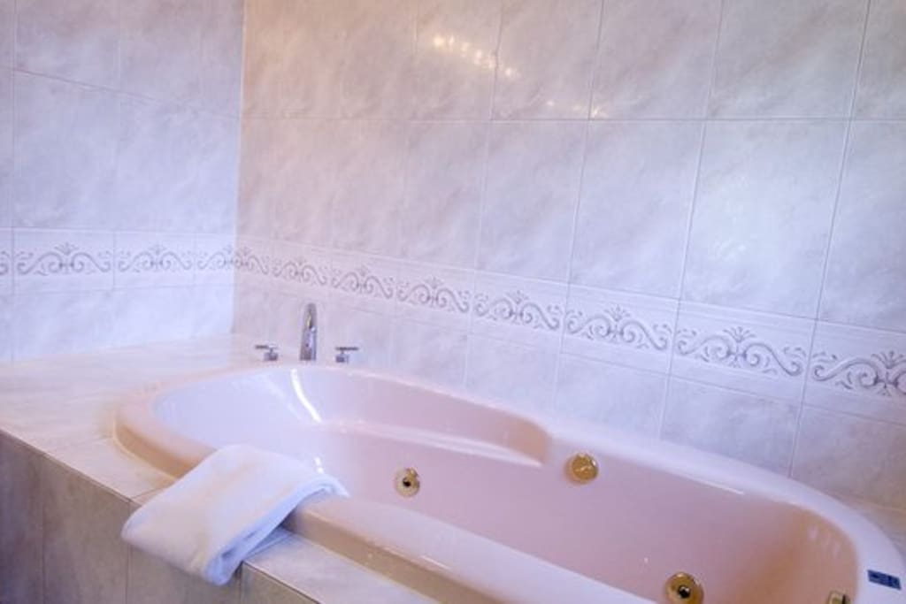 Jetted bathtub