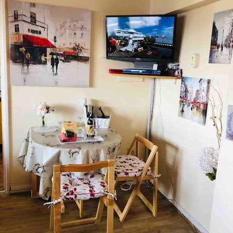 City Centre Apartment With Private Balcony.
