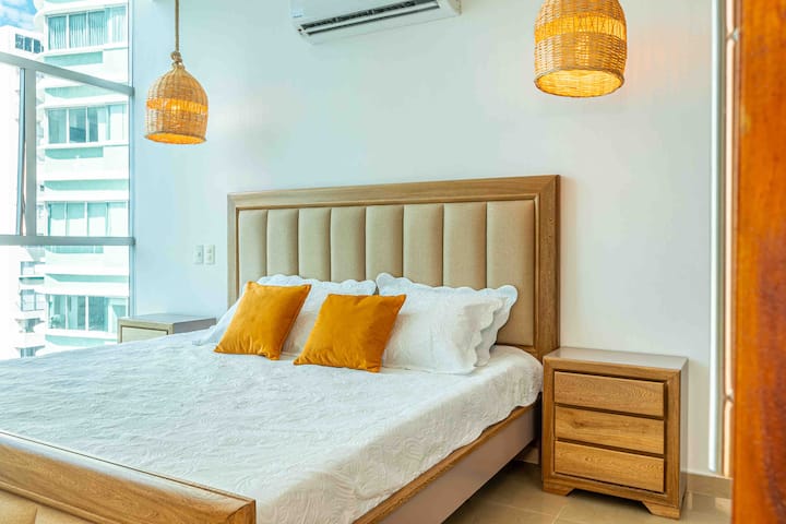 Dhomë gjumi kryesore me krevat të gjerë 2x2, banjë me hapësirë të bollshme.