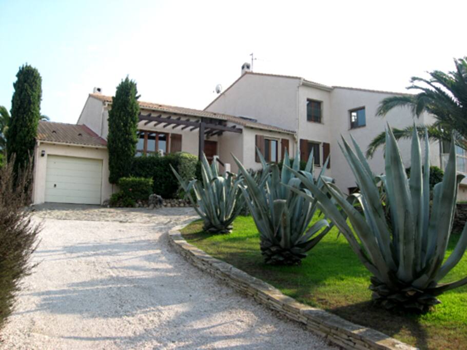 vue de la maison depuis portail d'entrée