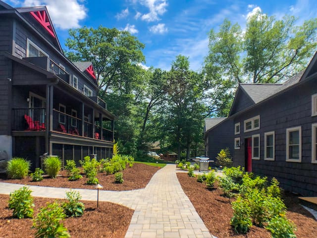 (IB) Lake George Lodges - Right in Town