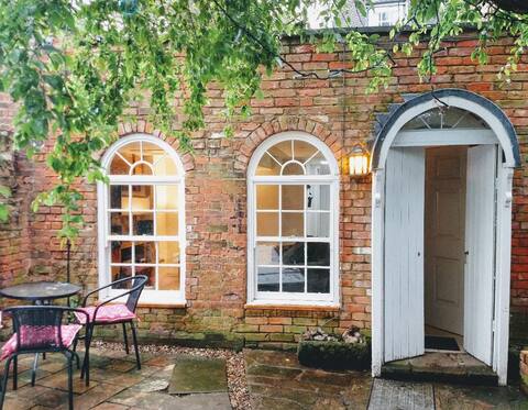 Charming one bedroom cottage in a great location!