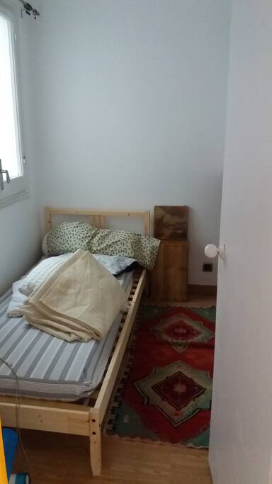 petite chambre (on ne voit pas les rangements encastrés dans le mur de droite)
