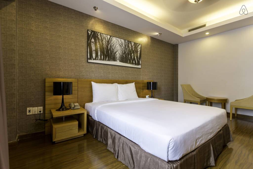 1 Small room with 1 King bed size