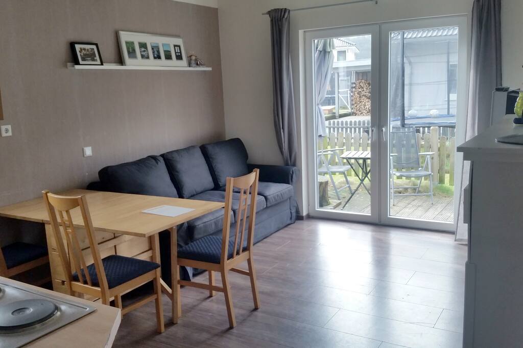 Blick vom Flur ins Wohnzimmer mit Esstisch