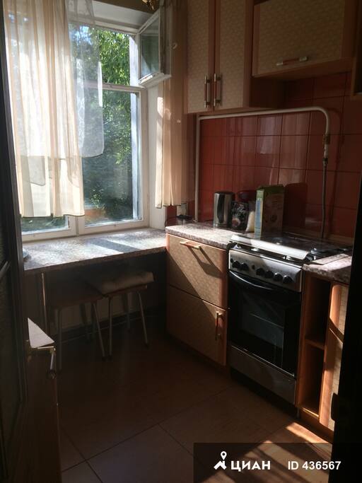 кухня с панорамным окном в лес
