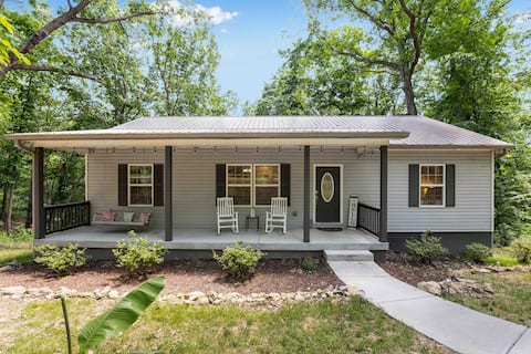 Cozy House in the Woods - 25 min from downtown