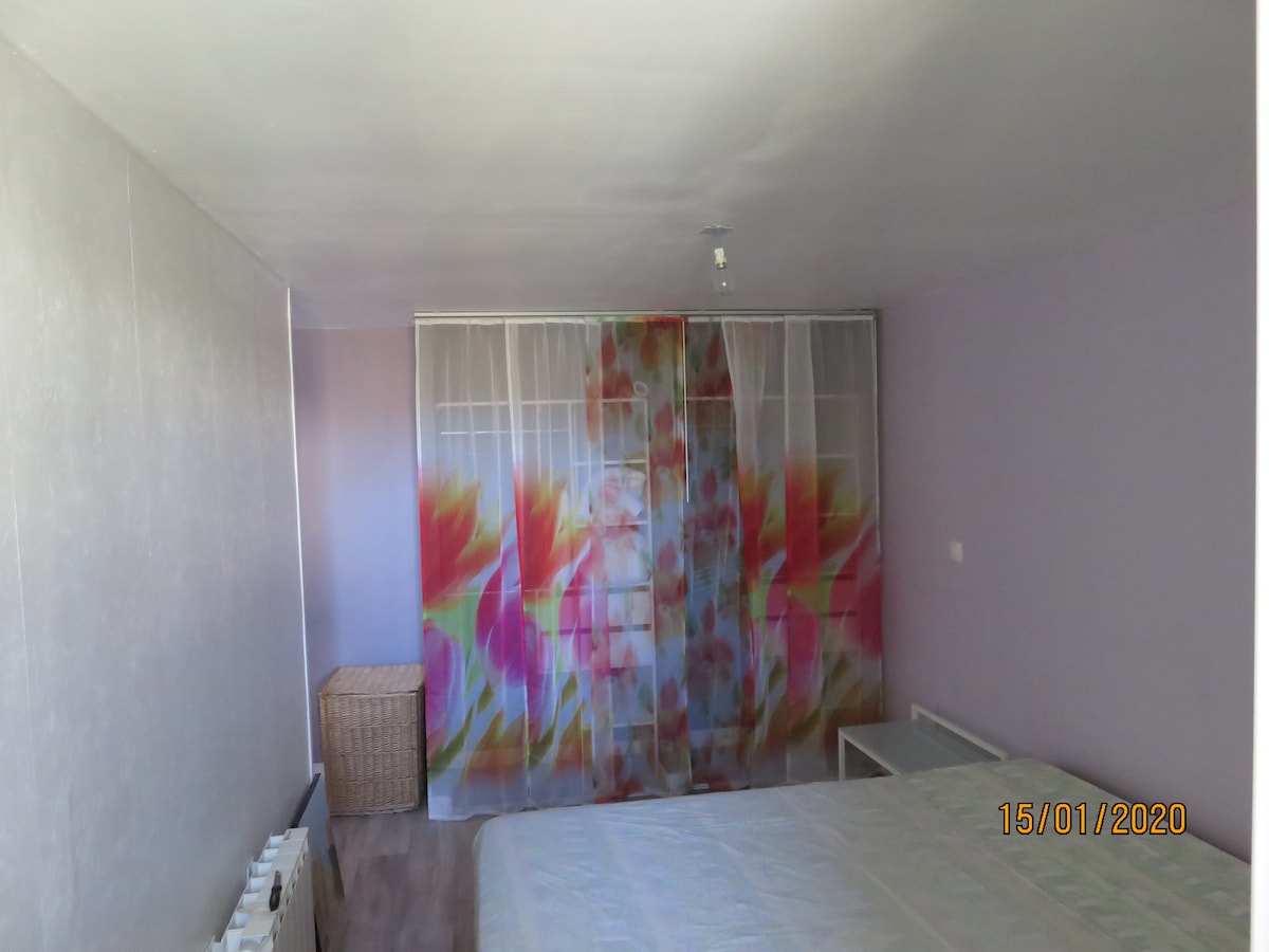 izba 1 osvetlená strana s manželskou posteľou King