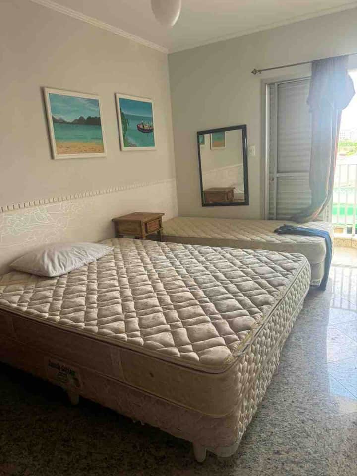 Master suite. ბინაში შესვლა, მეორე საძინებელი მარცხნივ. Მას აქვს ორადგილიანი საწოლი, ერთადგილიანი საწოლი, კარადა, აივანი, კონდიცირებული და აბაზანა-ტუალეტი.