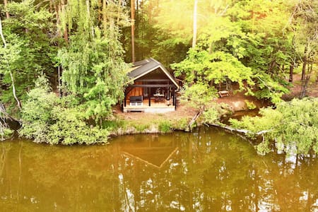 ♡ CHATA V LESE NA BŘEHU RYBNÍKA S PRIVÁTNÍ SAUNOU