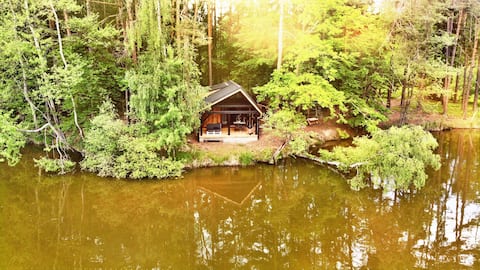 ♡ CHATA V LESE NA BŘEHU RYBNÍKA S PRIVÁTNÍ SAUNOU