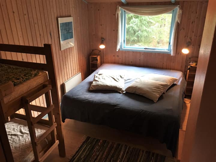 Cama doble con ascensor y litera