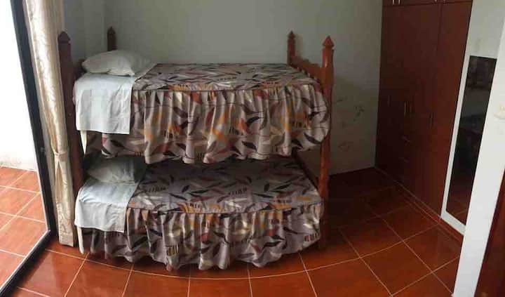 第二间卧室设有1个1/2英寸的泊位客舱+ 1个1/2英寸单人床