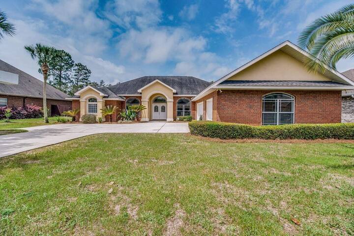 Gulf Coast Breeze 🏖 4Br/ 3Ba Zuhause mit Pool - Airbnb