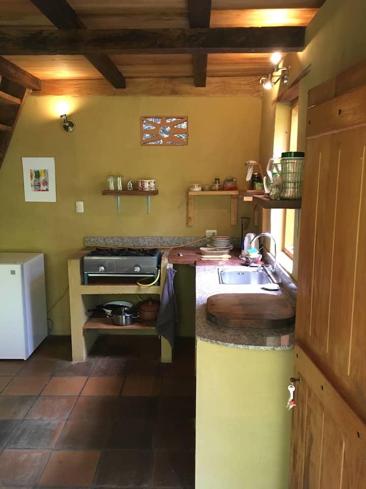 Quiet Hummingbird Cabin at Lush Oasis