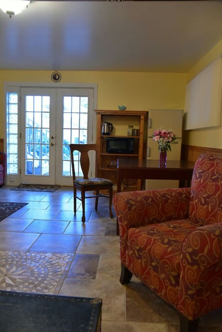 Great room is spacious and has what you need with microwave, fridge, tea and coffee pot. Variety of morning beverages available.