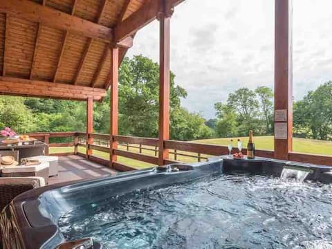 4BRs, Luxury Log Cabin with hot tub in Shropshire