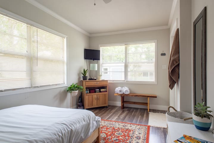 Chic Busch Gardens Bedroom with Private Entrance