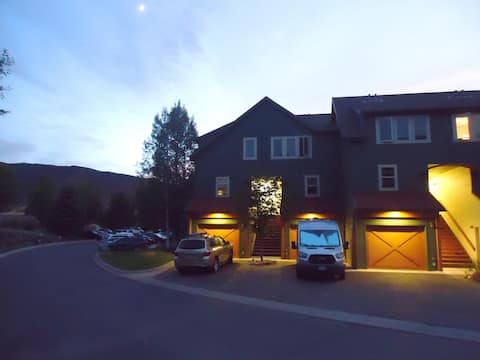 Awesome Lakeside Townhome with Beautiful Mtn Views