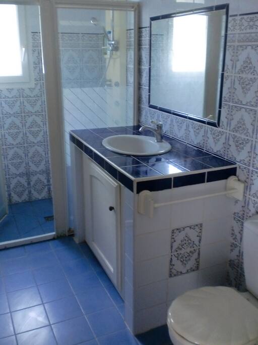 Salle d'eau à disposition.