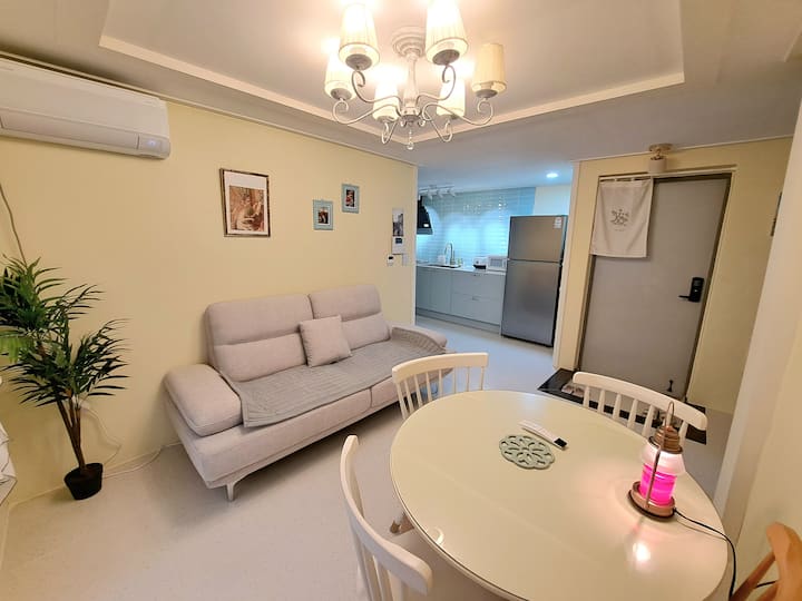 Nástenná klimatizácia Samsung Wind, jedálenský stôl pre 4 osoby + stolička (počet osôb)