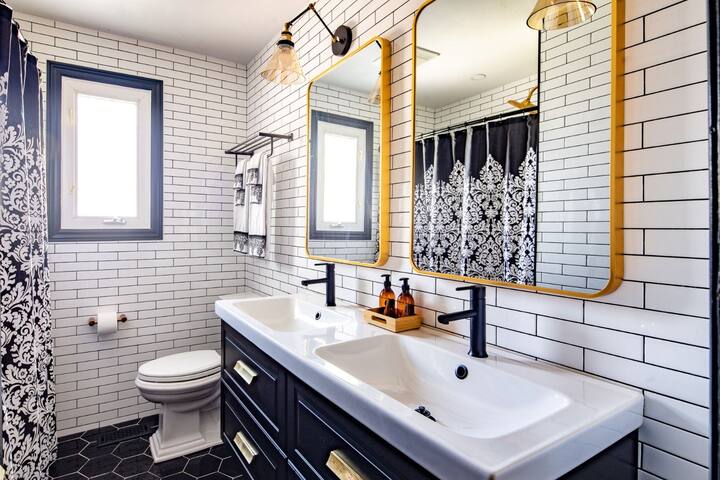 Tasteful decorum 3 bdrm home with coffee &wine bar gallery image 2