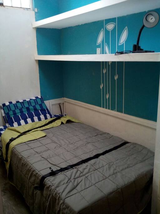 Dormitorio principal usos varios. Cama lista para ser plegada.