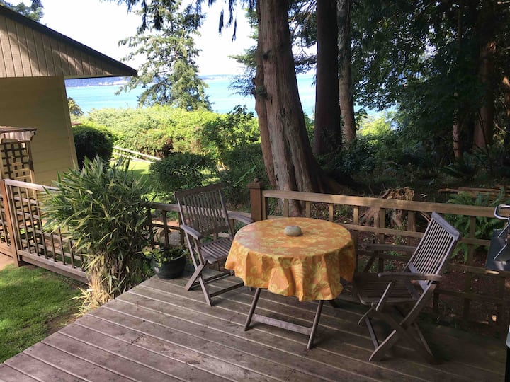 Waterfront micro cabin with stunning view Cabins for Rent in Bowser