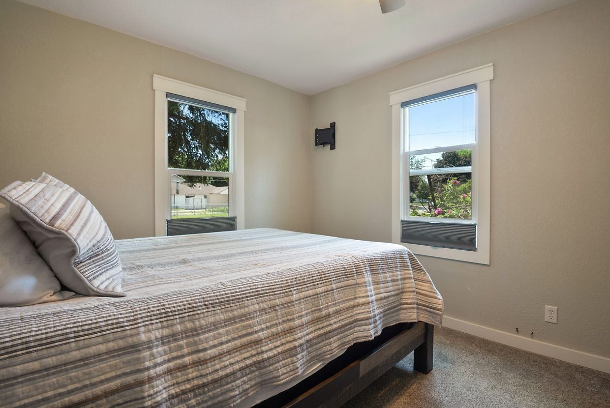 Habitación n.º1: cama tamaño queen con armario, cómoda grande y ventilador de techo. 