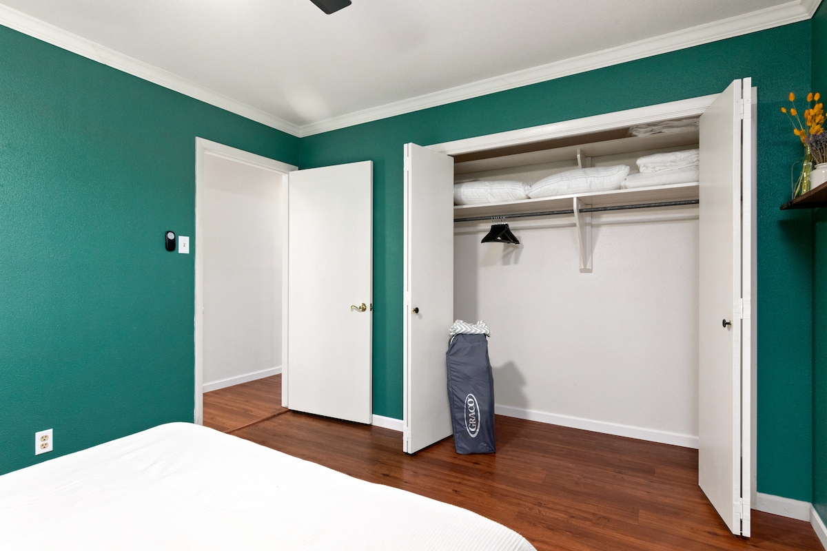 The Queen room can also fit a pack n play with our "kiddie package" - must ask in advance to have prepared. 

Dodatni jastuci nalaze se u svakom ormaru.