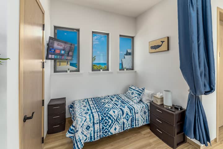 Ниша за спиење (спуштете ги завесите за да ги затворите навечер)