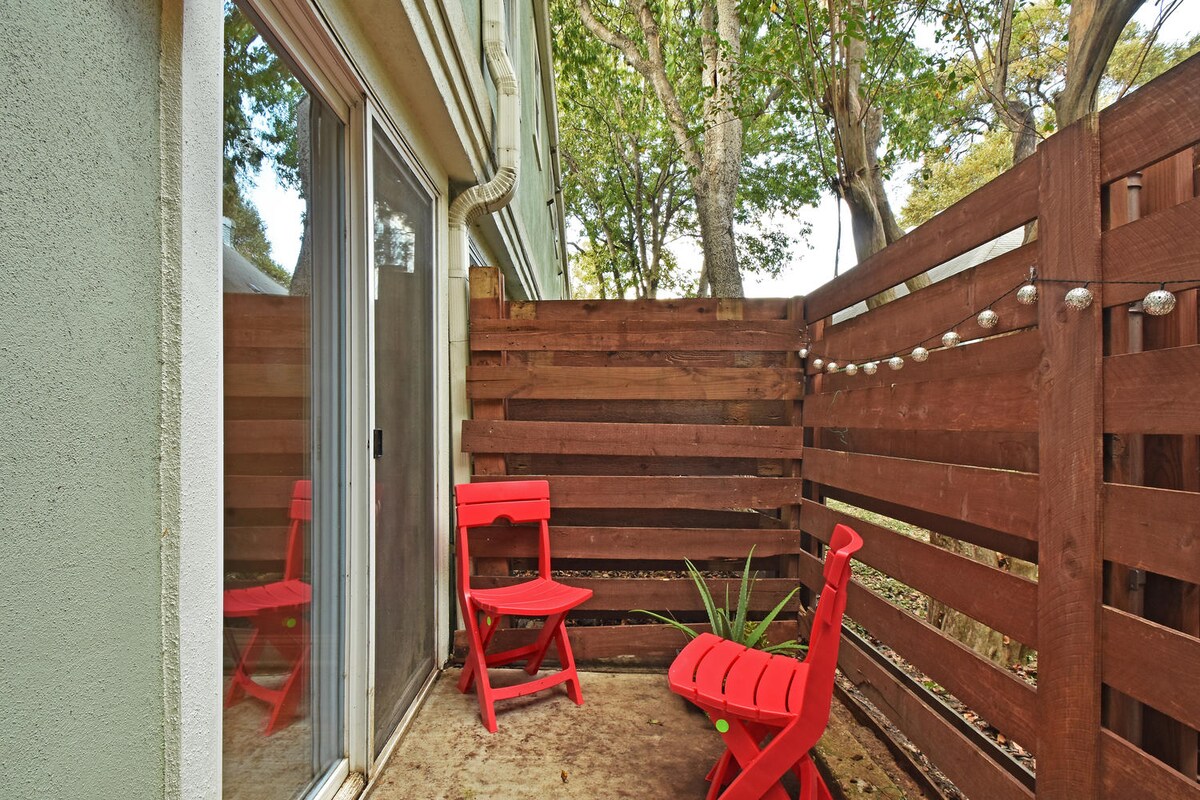 LOCATION & LUXURY - walk to downtown & Whole Foods