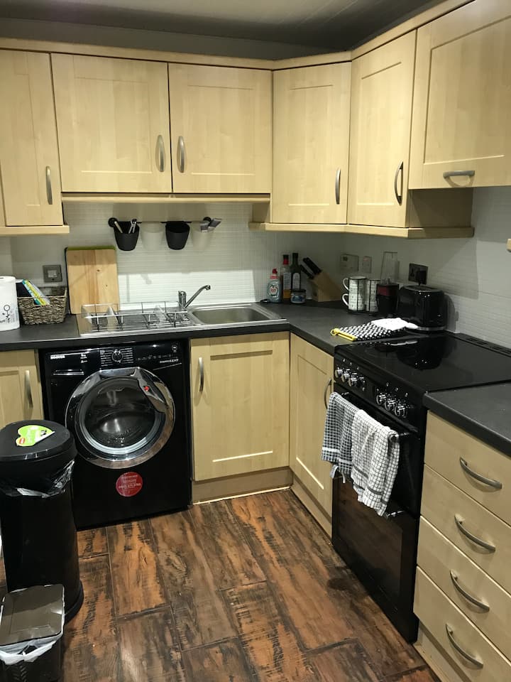 Spacious Room In Clean & Tidy House - Belfast